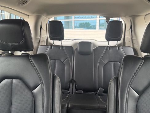 Used 2024 Chrysler Pacifica Touring-L FWD image 26