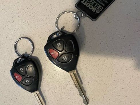 Used 2010 Toyota Yaris L image 28