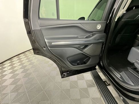 Used 2025 Lincoln Navigator Reserve image 27