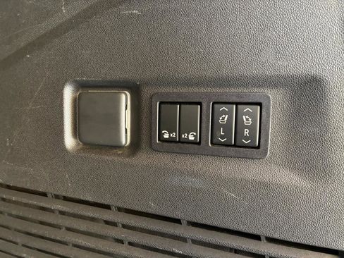 Used 2021 GMC Yukon XL Denali w/ Denali Premium Package image 37