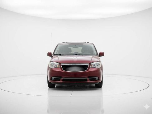 Used 2014 Chrysler Town & Country Touring image 2