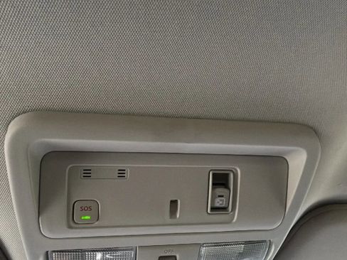 Used 2021 Nissan Titan SV w/ SV Convenience Package image 16