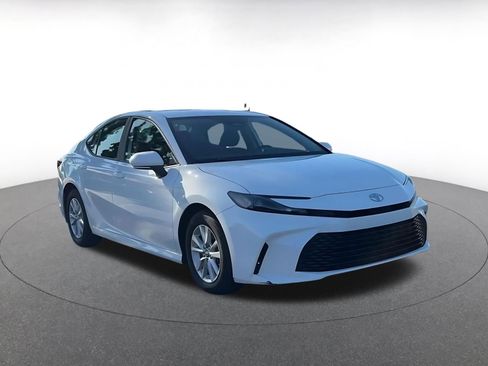 Used 2025 Toyota Camry LE image 3
