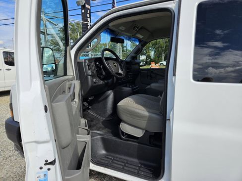 Used 2020 Chevrolet Express 3500 LS image 9