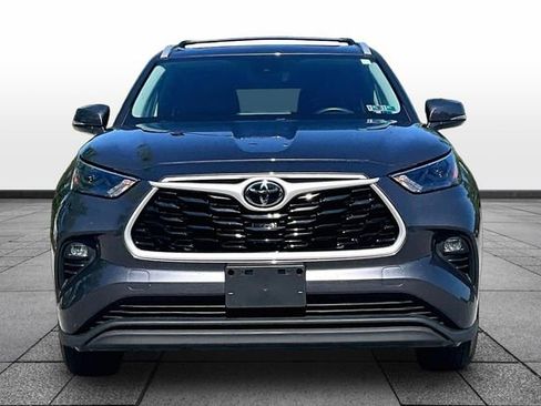 Used 2022 Toyota Highlander XLE AWD/4WD image 2