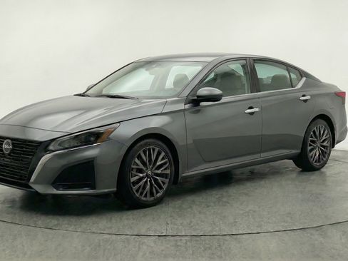 Used 2025 Nissan Altima 2.5 SV FWD image 3