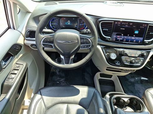 Used 2022 Chrysler Pacifica Touring-L FWD image 12