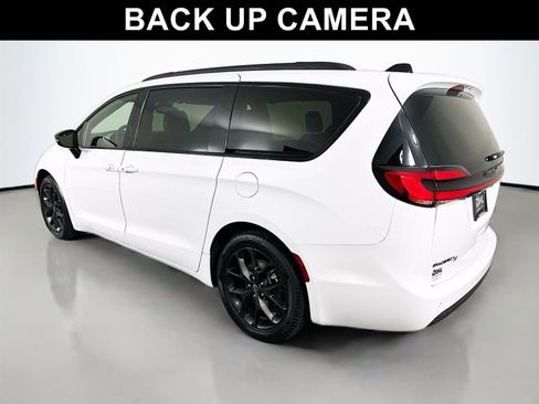 Used 2025 Chrysler Pacifica Limited image 5