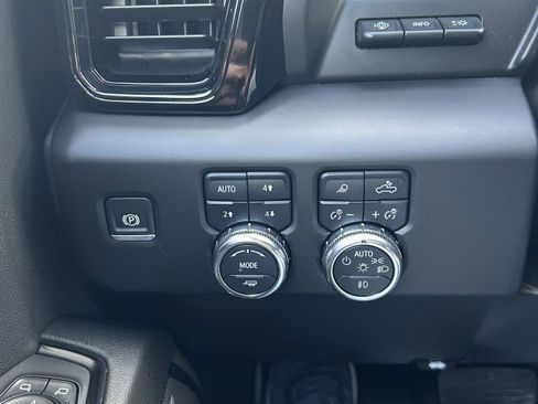 Used 2024 GMC Sierra 1500 AT4 w/ Technology Package AWD/4WD image 15
