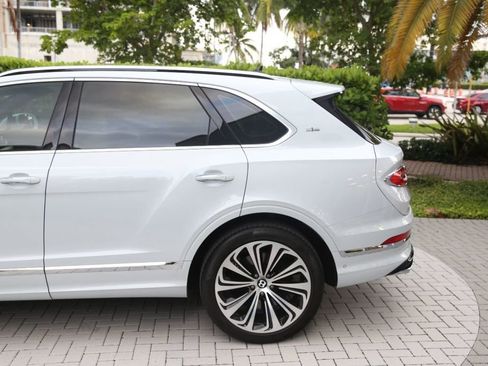 Used 2021 Bentley Bentayga image 12