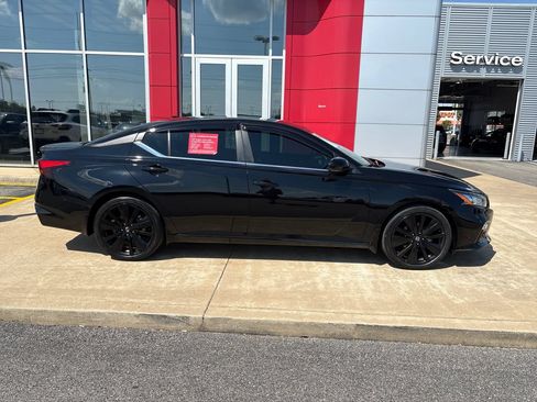 Certified 2022 Nissan Altima 2.5 SR w/ Midnight Edition Package FWD image 6