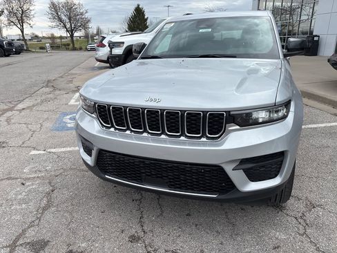 New 2026 Jeep Grand Cherokee Laredo AWD/4WD image 11