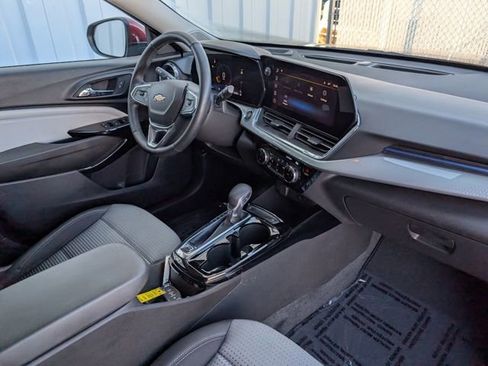 Used 2025 Chevrolet Trax LT w/ LT Convenience Package image 29
