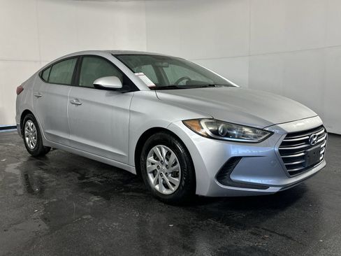 Used 2017 Hyundai Elantra SE image 3