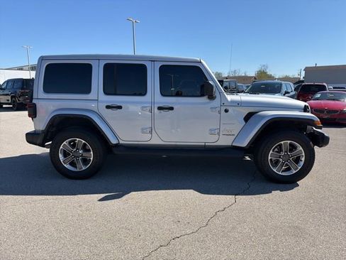 Used 2022 Jeep Wrangler Unlimited Sahara w/ LED Lighting Group AWD/4WD image 3