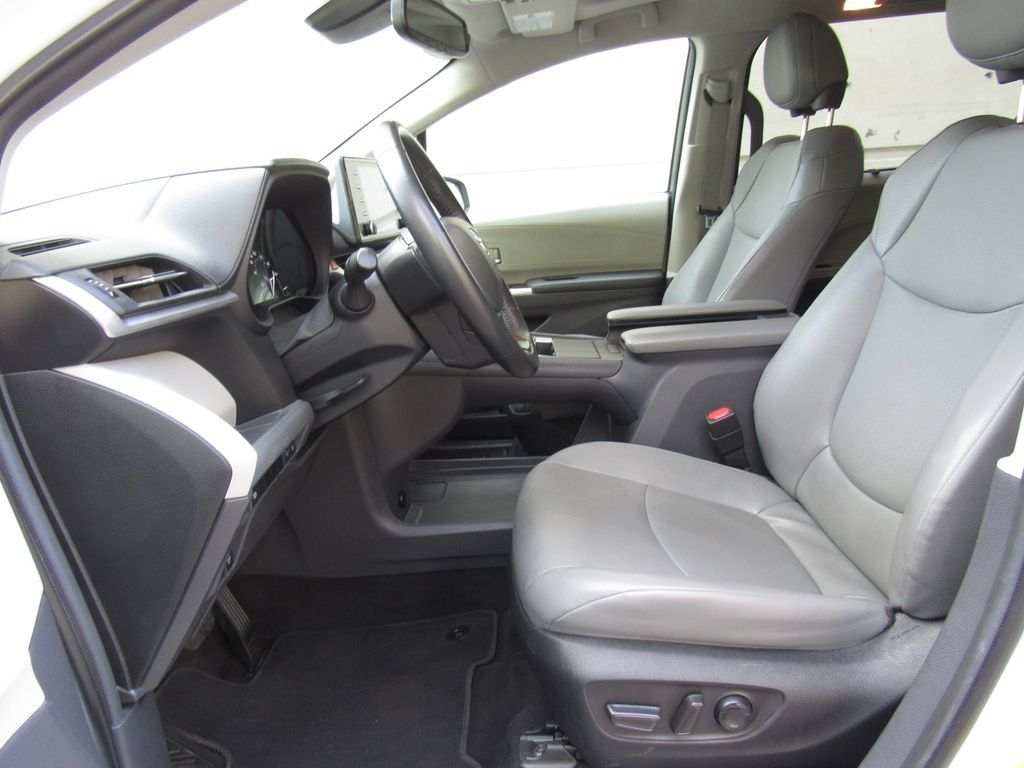 Certified 2024 Toyota Sienna XLE FWD image 10