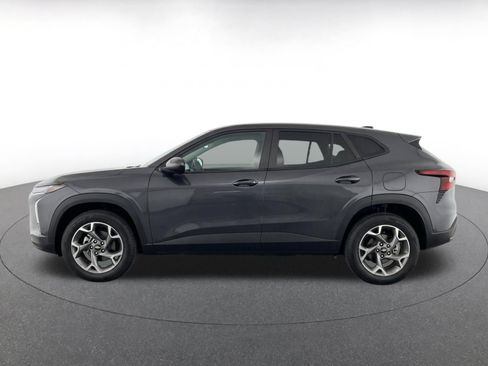 Used 2025 Chevrolet Trax LT w/ LT Convenience Package FWD image 4