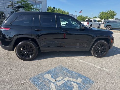 Used 2025 Jeep Grand Cherokee Altitude AWD/4WD image 30