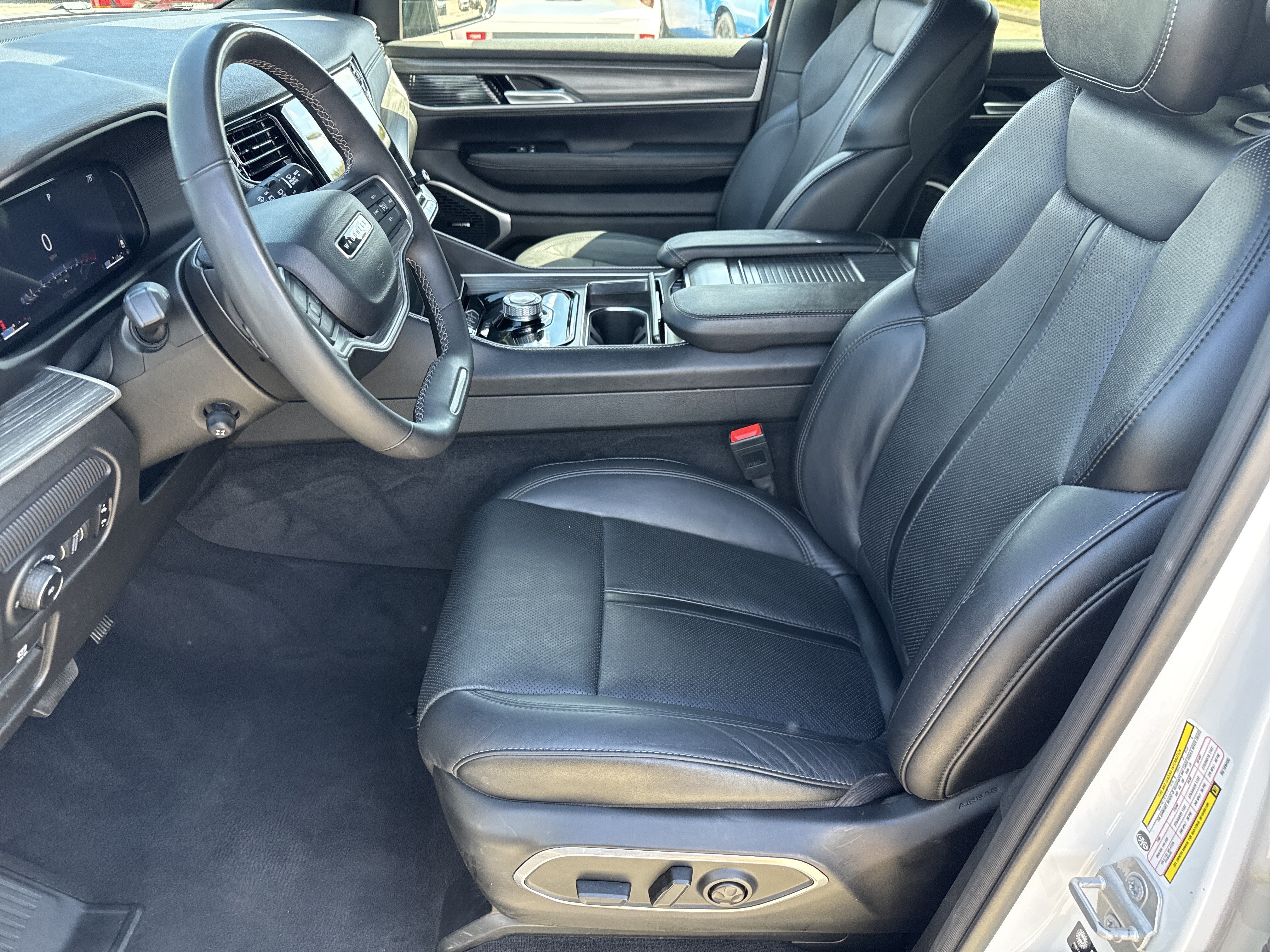 Used 2024 Jeep Wagoneer L Series II w/ Flexible Seating Group RWD image 5