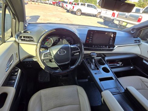 Used 2021 Toyota Sienna Limited image 8