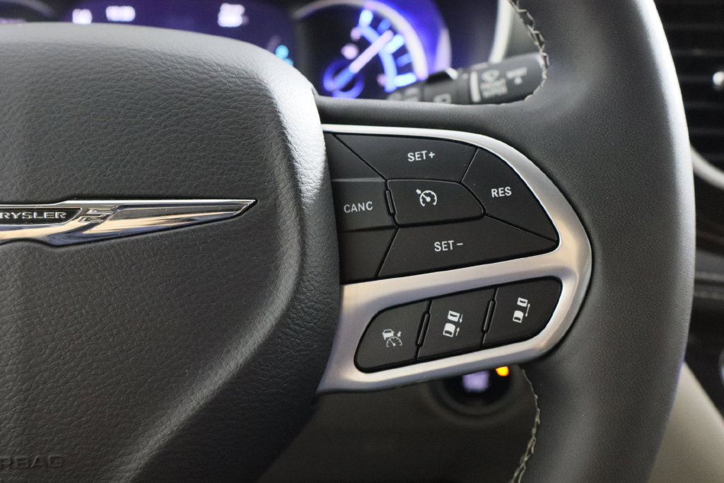 Used 2024 Chrysler Pacifica Limited FWD image 10