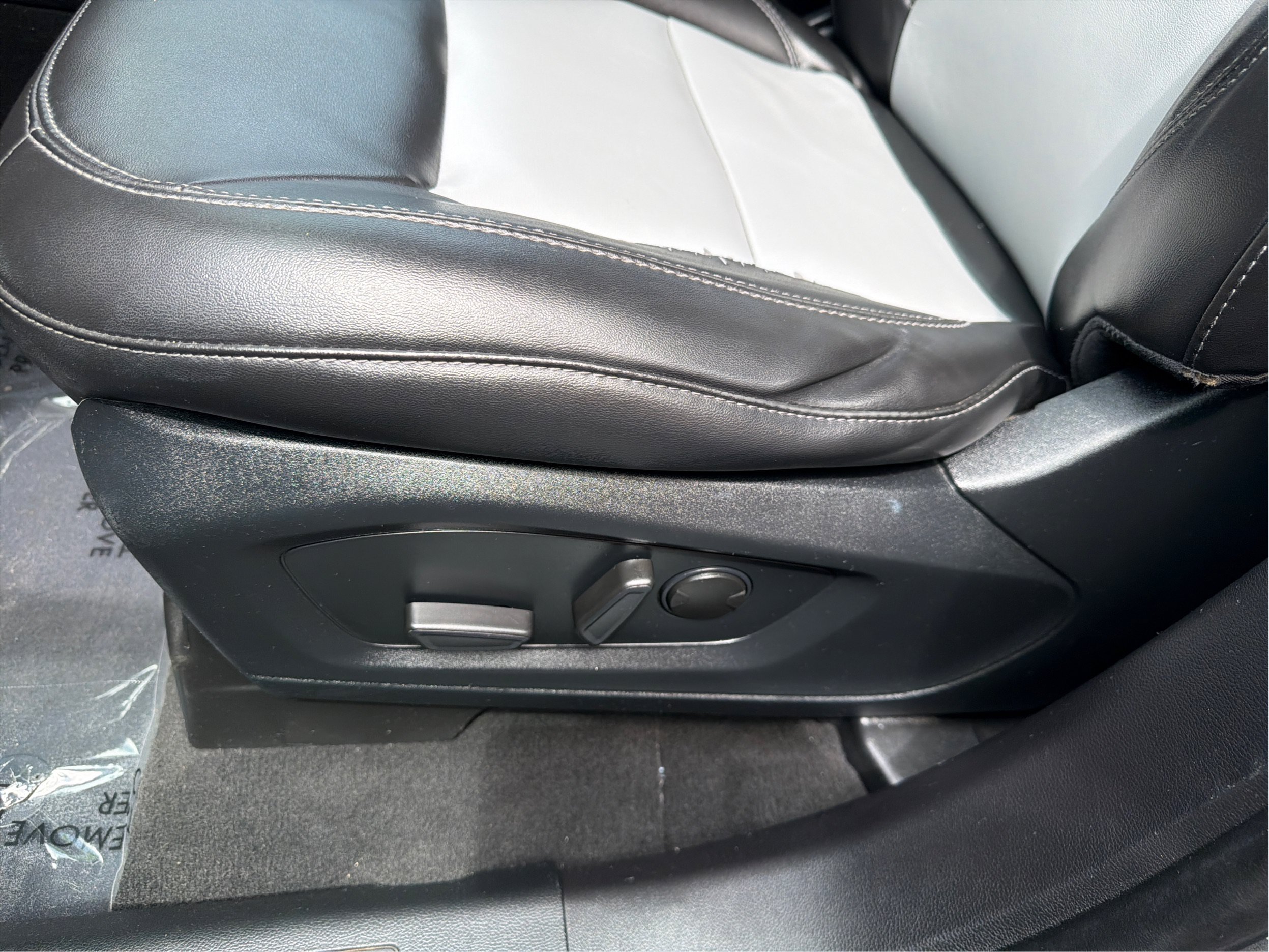 Used 2022 Ford Explorer XLT w/ Equipment Group 202A AWD/4WD image 31