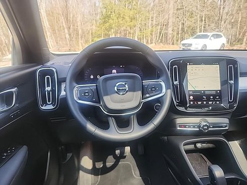 Certified 2025 Volvo XC40 B5 Core AWD/4WD image 31