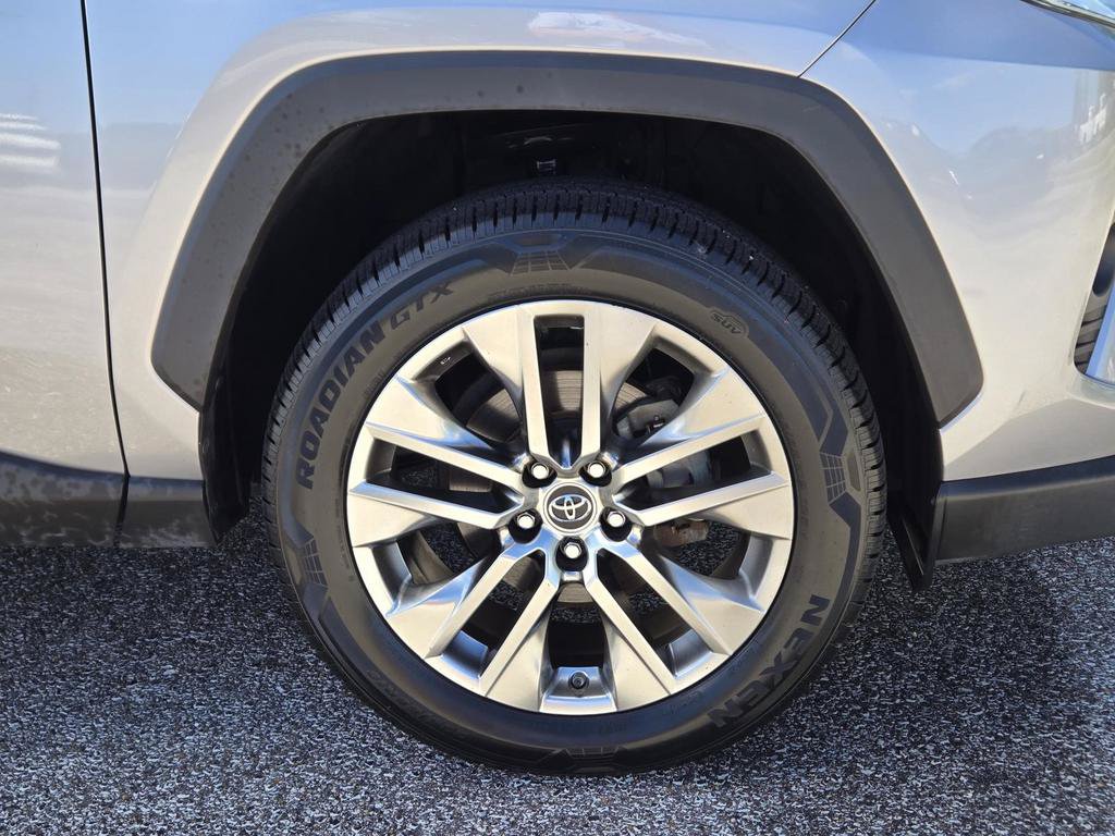 Used 2019 Toyota RAV4 Limited FWD image 4