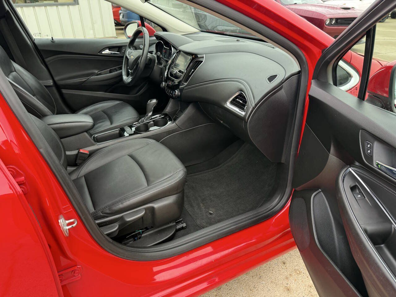 Used 2018 Chevrolet Cruze Premier FWD image 11