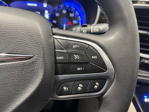 Used 2023 Chrysler Pacifica Limited FWD image 27