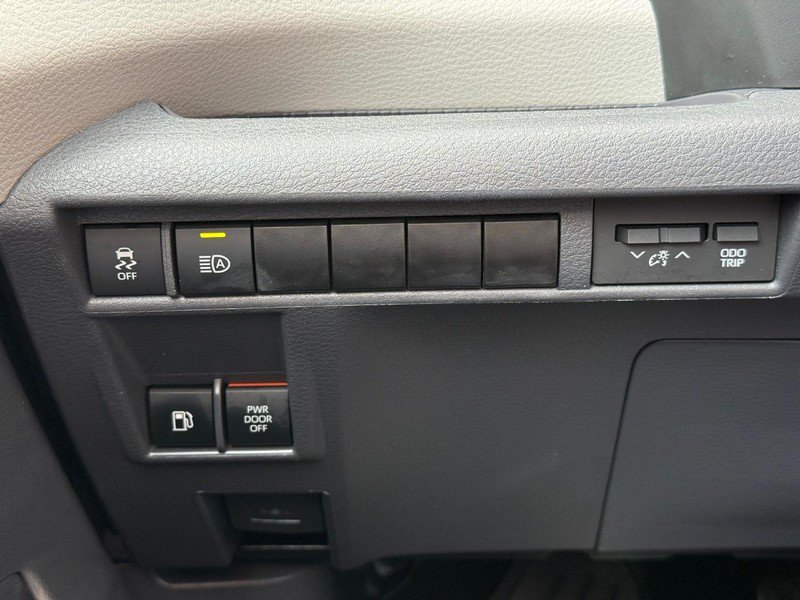 Used 2024 Toyota Sienna XLE FWD image 30