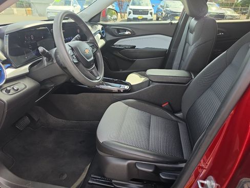 Certified 2025 Chevrolet Trax LT FWD image 15