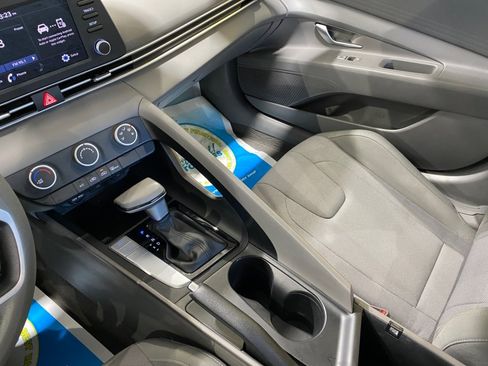 Used 2022 Hyundai Elantra SE image 14