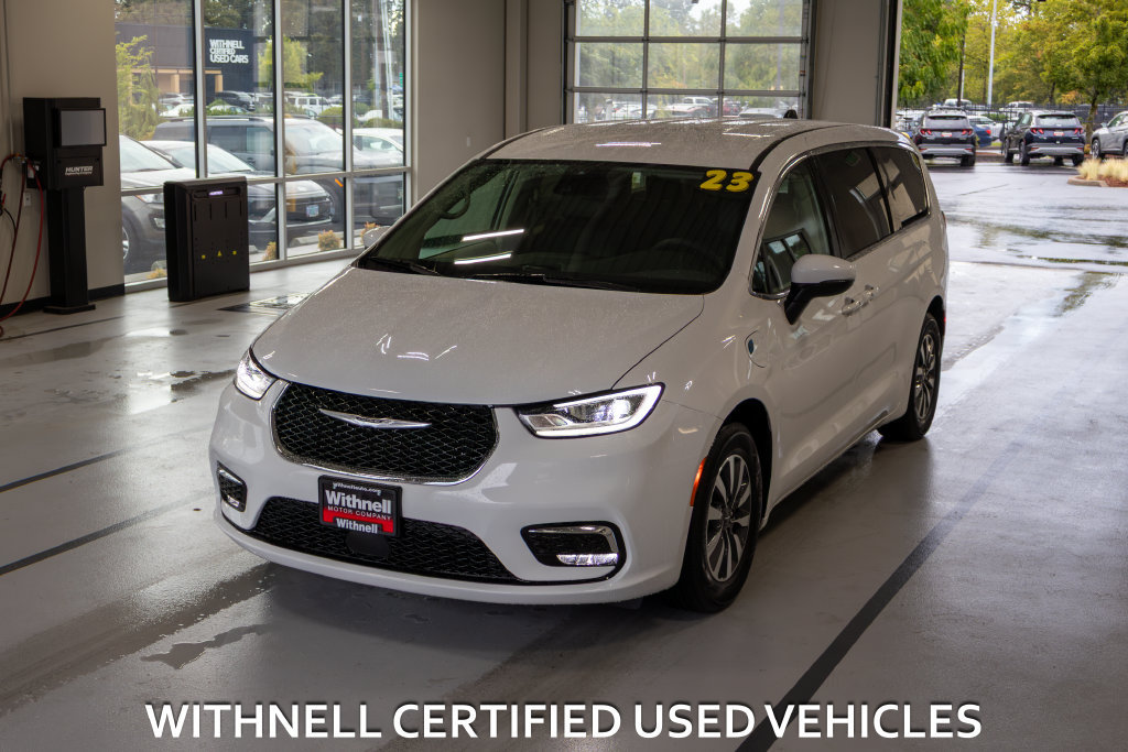 Used 2023 Chrysler Pacifica Touring-L FWD image 1