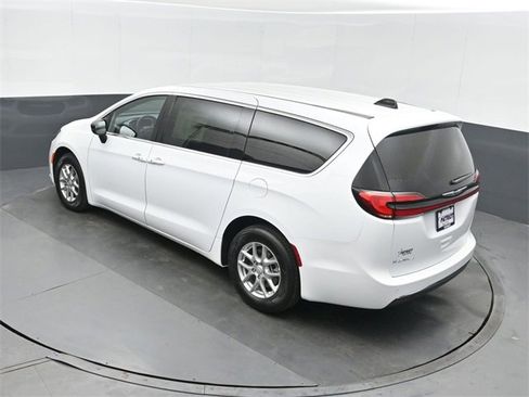 New 2026 Chrysler Pacifica Select image 32