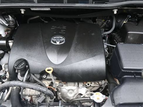 Used 2018 Toyota Sienna XLE FWD image 12