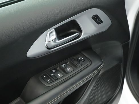 Used 2022 Chrysler Pacifica Touring-L w/ S Appearance Package image 9