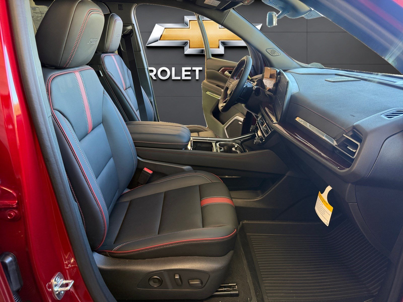 New 2027 Chevrolet Traverse RS w/ LPO, Floor Liner Package FWD image 13