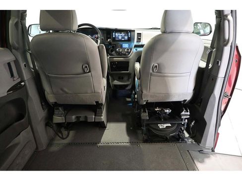 Used 2015 Toyota Sienna XLE Premium FWD image 20