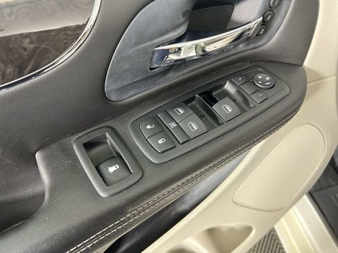 Used 2011 Chrysler Town & Country Limited image 22