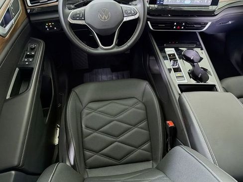Used 2025 Volkswagen Atlas SE FWD image 24