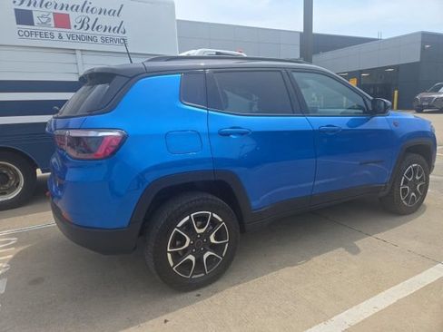 Used 2025 Jeep Compass Trailhawk AWD/4WD image 3
