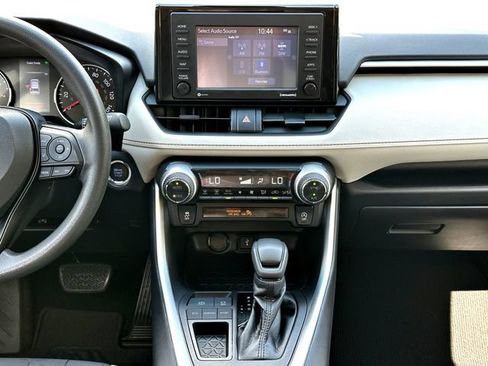 Used 2021 Toyota RAV4 XLE w/ Convenience Package FWD image 28