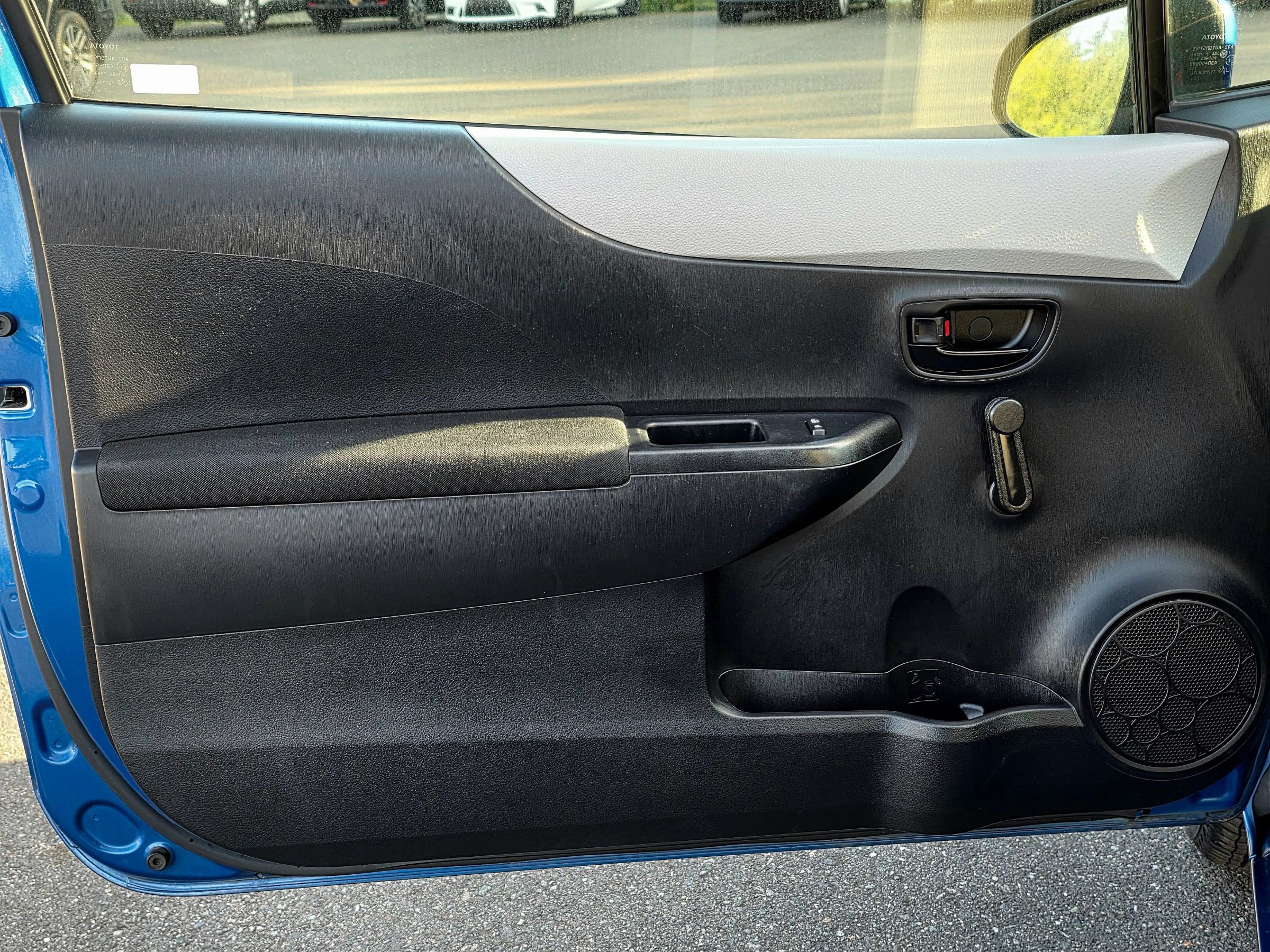Used 2013 Toyota Yaris L FWD image 36