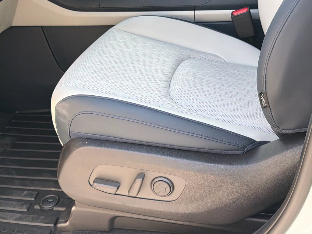 New 2027 Kia Carnival SX w/ Dark Edition Package FWD image 16