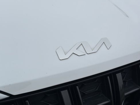 Used 2022 Kia Carnival LX image 10