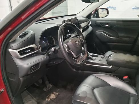 Used 2023 Toyota Highlander XLE FWD image 14