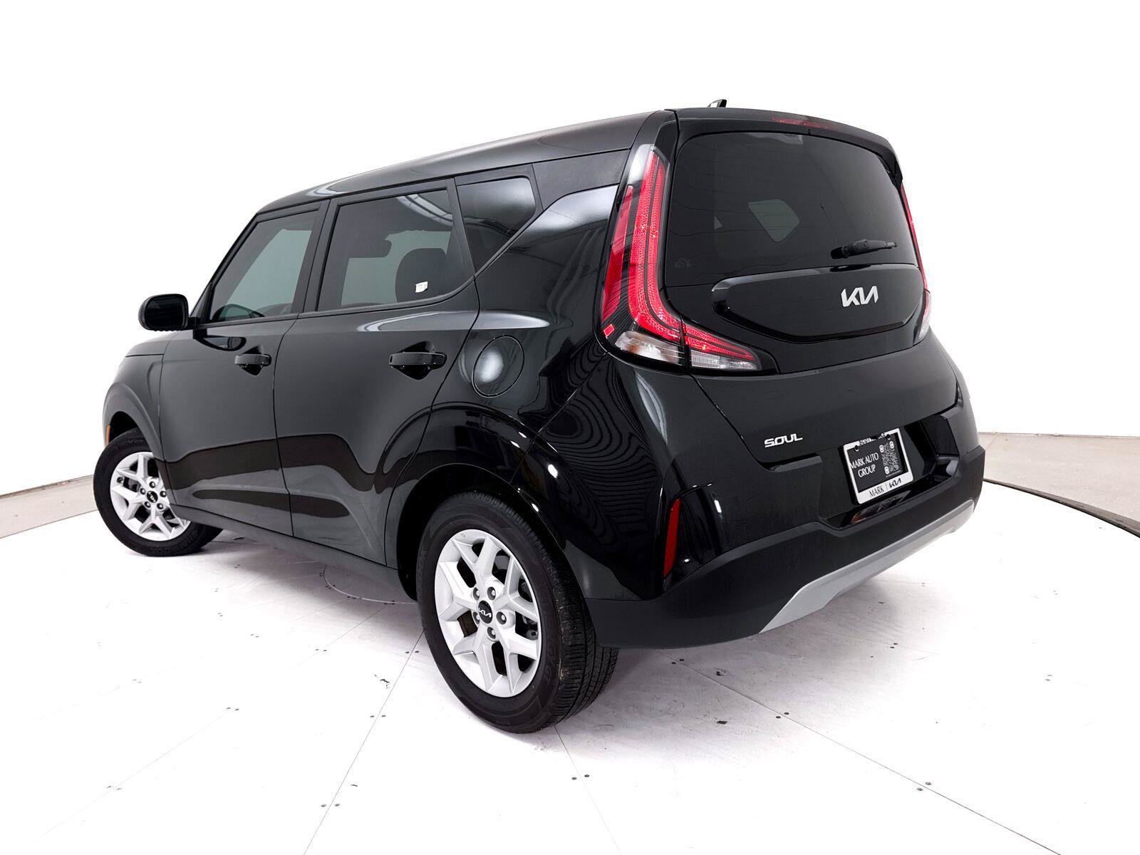 Used 2025 Kia Soul LX w/ LX Technology Package FWD image 2