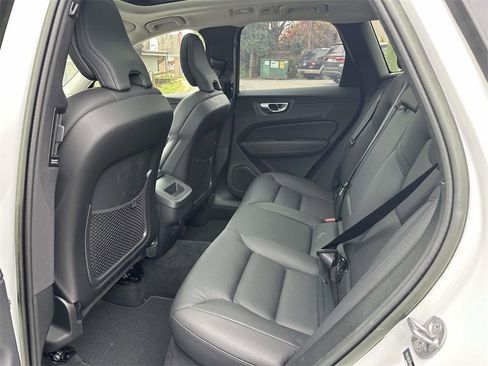 Used 2023 Volvo XC60 B5 Plus image 15