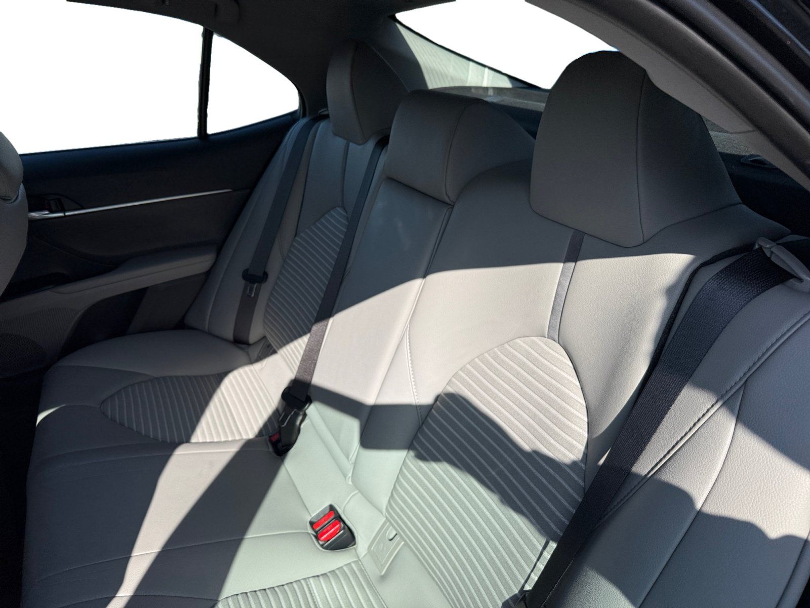 Used 2019 Toyota Camry SE w/ Carpet Mat Package FWD image 16